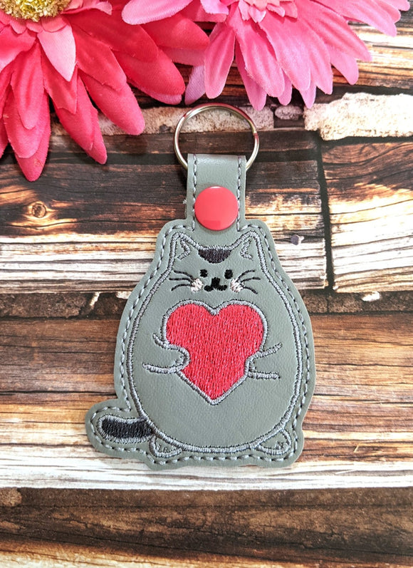ITH Digital Embroidery Pattern for Sitting Kitty Heart Snap Tab / Key chain, 4X4 Hoop