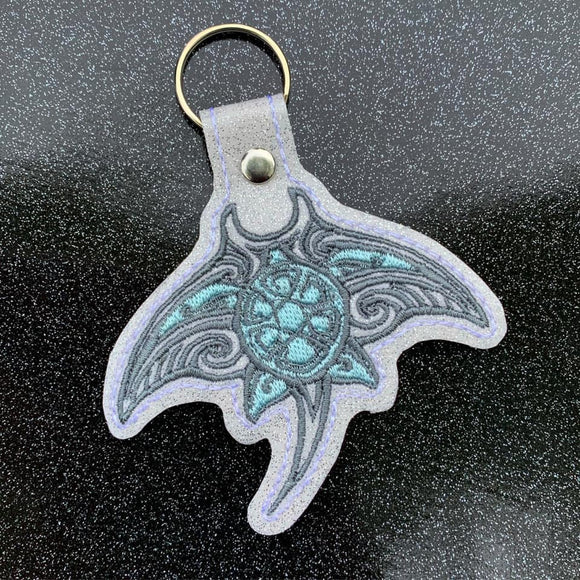 ITH Digital Embroidery Pattern for Tribal Manta-ray with Turtle  Snap Tab / Key Chain, 4x4 hoop